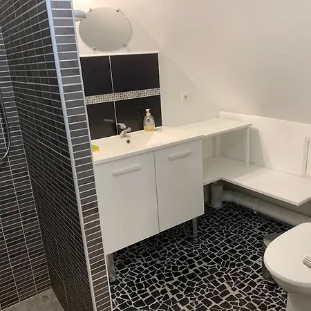 Chaleureuse Avec Acces Independant Et Sanitaires Independants *